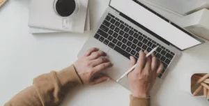 individu faisant de la transcription audio